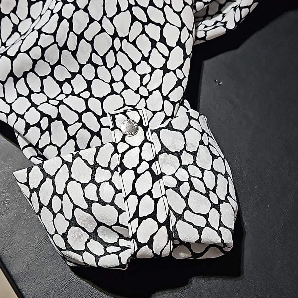 Michael Kors Black & White Abstract zip up Top CLEARANCE - Picture 12 of 13